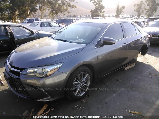 4T1BF1FK5GU556907 - 2016 TOYOTA CAMRY LE/XLE/SE/XSE BLACK photo 2