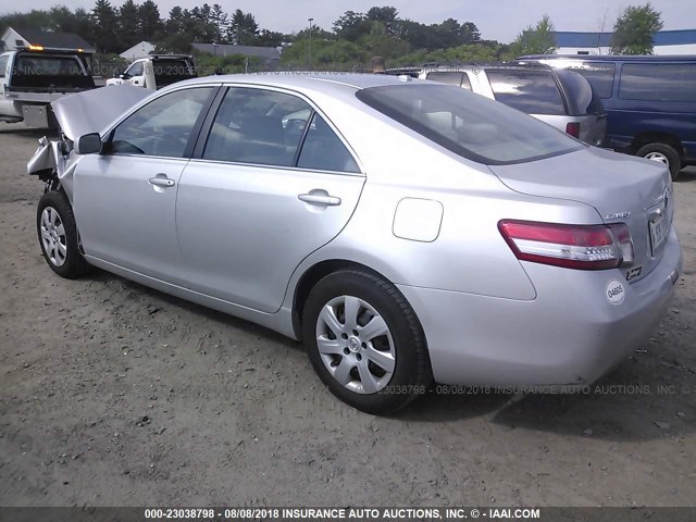 4T1BF3EK8BU135124 - 2011 TOYOTA CAMRY SE/LE/XLE SILVER photo 3