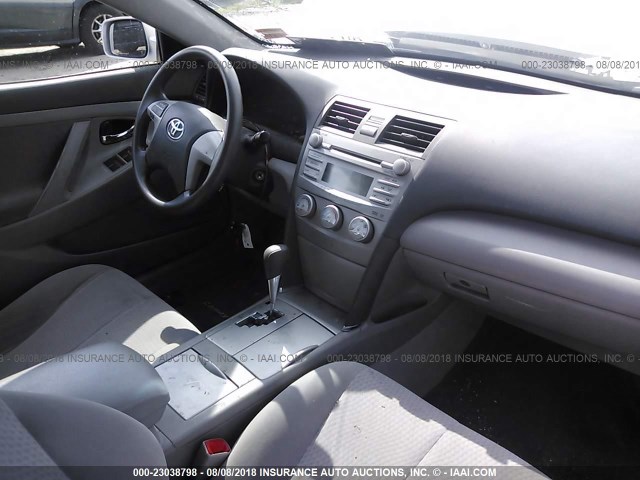 4T1BF3EK8BU135124 - 2011 TOYOTA CAMRY SE/LE/XLE SILVER photo 5