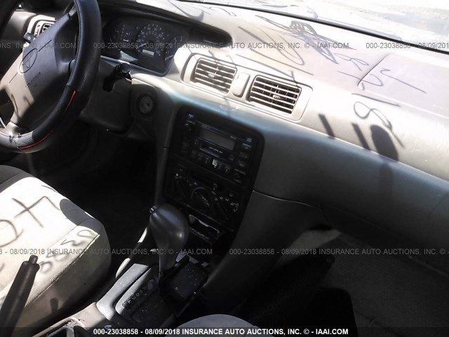 JT2BG22K1X0356670 - 1999 TOYOTA CAMRY LE/XLE WHITE photo 5