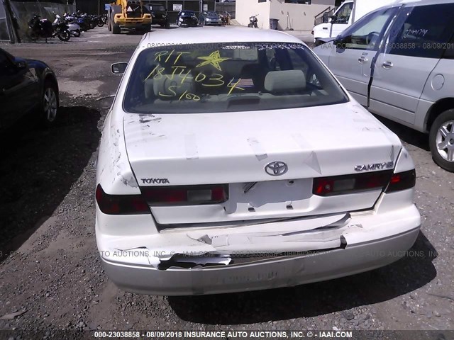 JT2BG22K1X0356670 - 1999 TOYOTA CAMRY LE/XLE WHITE photo 6