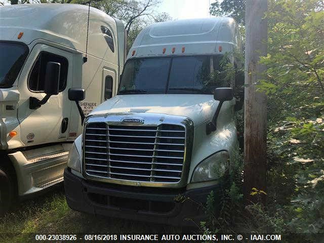 1FUJGLDR6ALAP1080 - 2010 FREIGHTLINER CASCADIA 125  WHITE photo 2