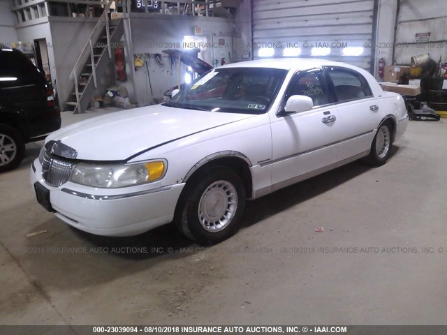 1LNHM81W2YY808867 - 2000 LINCOLN TOWN CAR EXECUTIVE WHITE photo 2