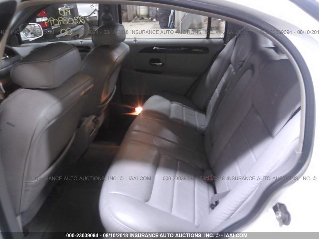 1LNHM81W2YY808867 - 2000 LINCOLN TOWN CAR EXECUTIVE WHITE photo 8