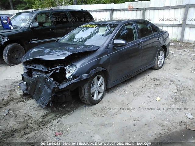 4T1BF1FK2EU466286 - 2014 TOYOTA CAMRY L/SE/LE/XLE 灰色 照片 2