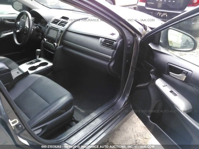 4T1BF1FK2EU466286 - 2014 TOYOTA CAMRY L/SE/LE/XLE 灰色 照片 5