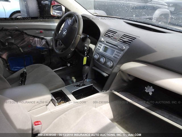 4T1BF3EK7AU025390 - 2010 TOYOTA CAMRY SE/LE/XLE თაფლისფერი ფოტო 5
