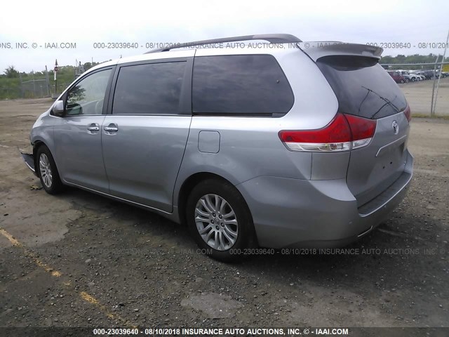 5TDYK3DC1CS237049 - 2012 TOYOTA SIENNA XLE/LIMITED GRAY photo 3