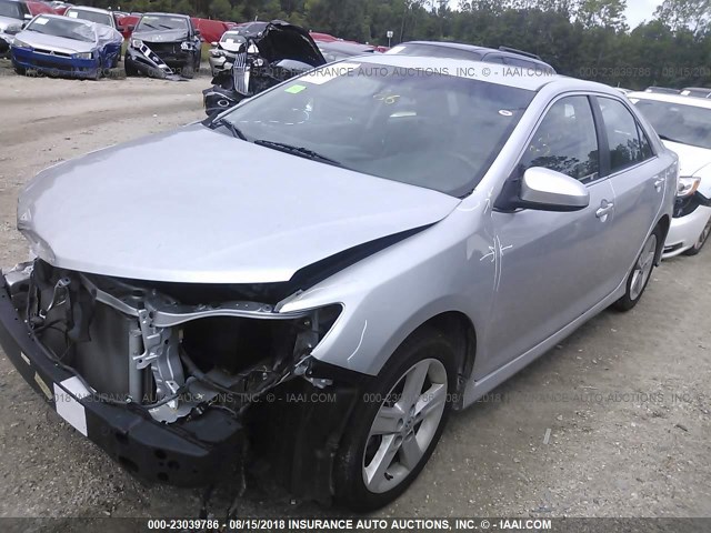 4T1BF1FK7EU407413 - 2014 TOYOTA CAMRY L/SE/LE/XLE 银色 照片 2