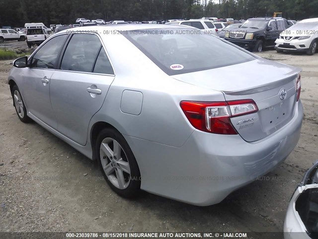 4T1BF1FK7EU407413 - 2014 TOYOTA CAMRY L/SE/LE/XLE 银色 照片 3