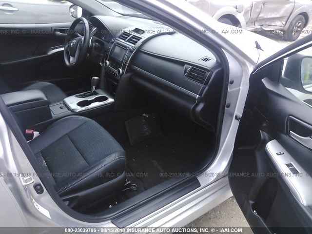 4T1BF1FK7EU407413 - 2014 TOYOTA CAMRY L/SE/LE/XLE 银色 照片 5