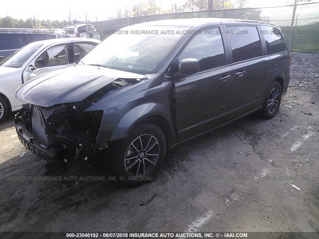 2C4RDGBG4JR220702 - 2018 DODGE GRAND CARAVAN SE GRAY photo 2