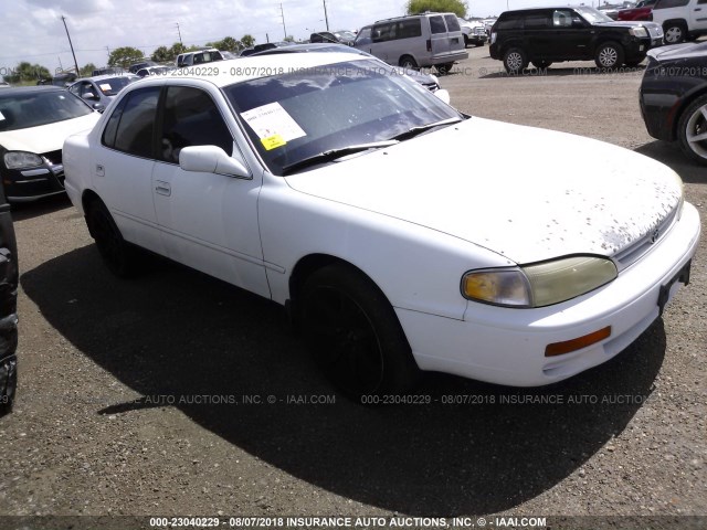 4T1BG12K2TU806861 - 1996 TOYOTA CAMRY DX/LE/XLE WHITE photo 1