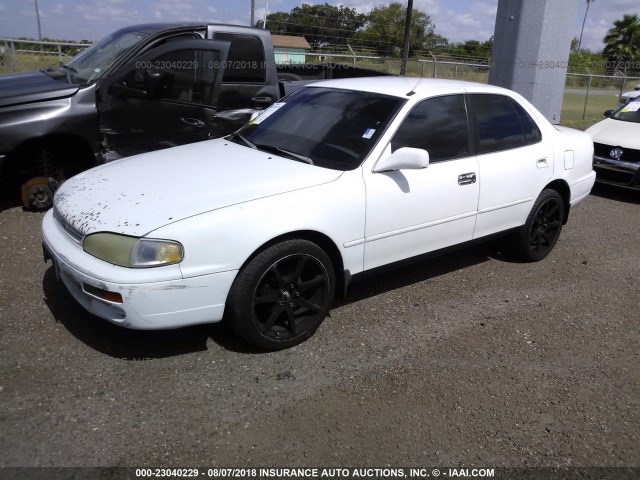 4T1BG12K2TU806861 - 1996 TOYOTA CAMRY DX/LE/XLE WHITE photo 2