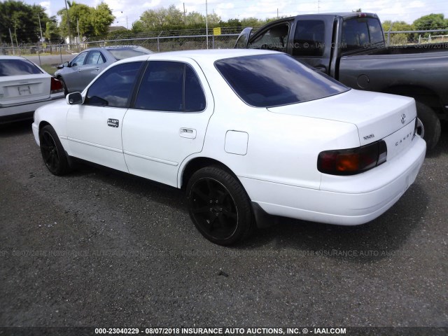 4T1BG12K2TU806861 - 1996 TOYOTA CAMRY DX/LE/XLE WHITE photo 3