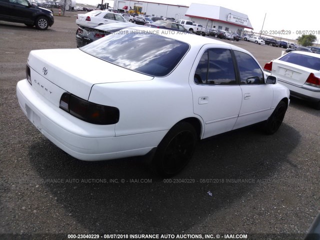 4T1BG12K2TU806861 - 1996 TOYOTA CAMRY DX/LE/XLE WHITE photo 4