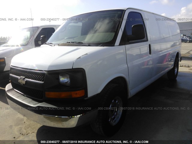 1GCGG29C381217681 - 2008 CHEVROLET EXPRESS G2500  WHITE photo 2