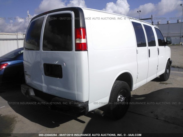 1GCWGFCA3B1182982 - 2011 CHEVROLET EXPRESS G2500  WHITE photo 4