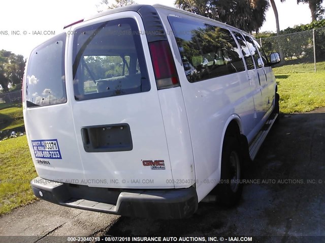 1GJHG39RX21195712 - 2002 GMC SAVANA G3500 WHITE photo 4