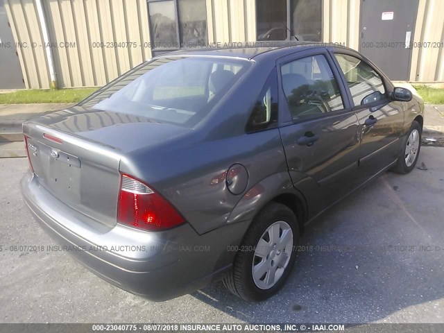 1FAHP34N07W350747 - 2007 FORD FOCUS ZX4/S/SE/SES GRAY photo 4