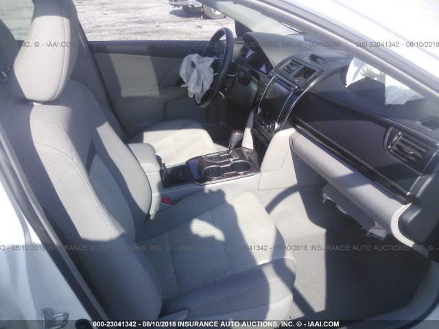 4T1BF1FK1CU180507 - 2012 TOYOTA CAMRY SE/LE/XLE თეთრი ფოტო 5