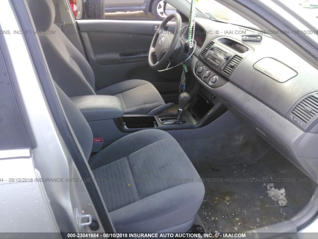 4T1BE32K35U636725 - 2005 TOYOTA CAMRY LE/XLE/SE Күміс фото 5