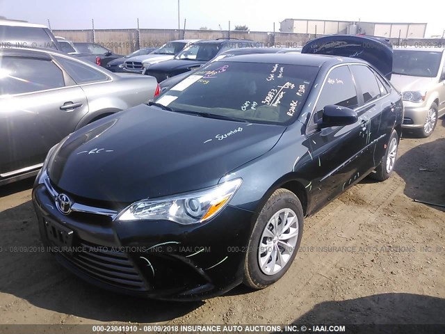 4T1BF1FK8HU616180 - 2017 TOYOTA CAMRY LE/XLE/SE/XSE BLACK photo 2