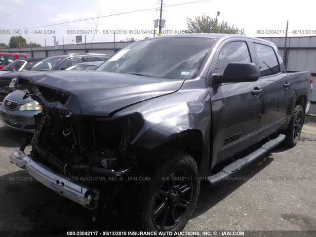 5TFEM5F16JX126041 - 2018 TOYOTA TUNDRA CREWMAX SR5 GRAY photo 2