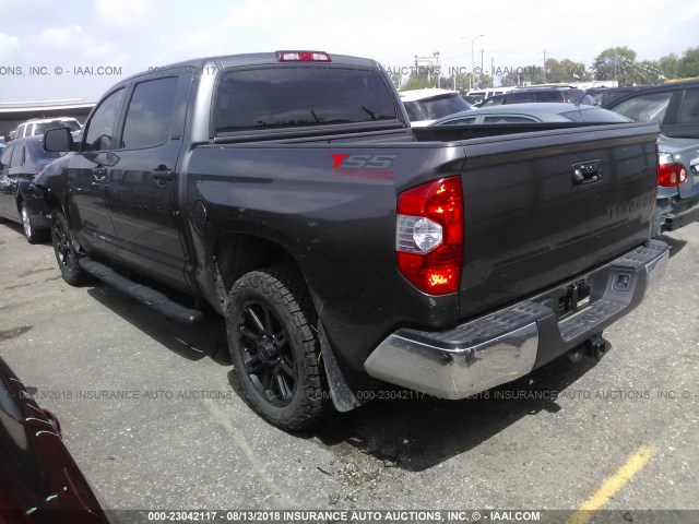 5TFEM5F16JX126041 - 2018 TOYOTA TUNDRA CREWMAX SR5 GRAY photo 3