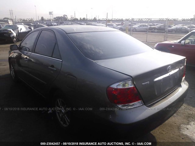 4T1BE32K15U941236 - 2005 TOYOTA CAMRY LE/XLE/SE 灰色 照片 3