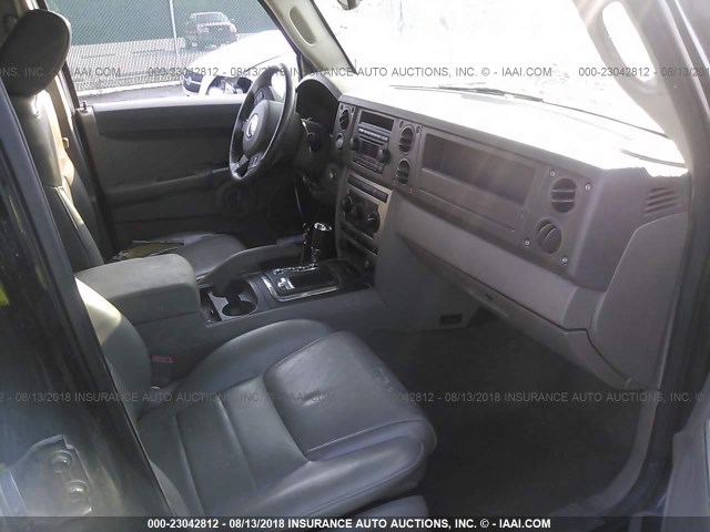 1J8HG48N56C312451 - 2006 JEEP COMMANDER BLACK photo 5