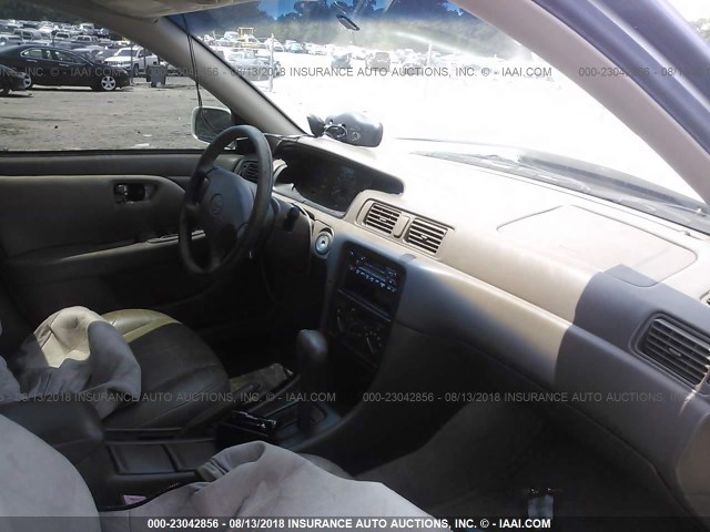 4T1BG28K0XU870934 - 1999 TOYOTA CAMRY CE/LE/XLE 白色 照片 5