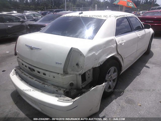 2C3JA53G75H649907 - 2005 CHRYSLER 300 TOURING WHITE photo 4