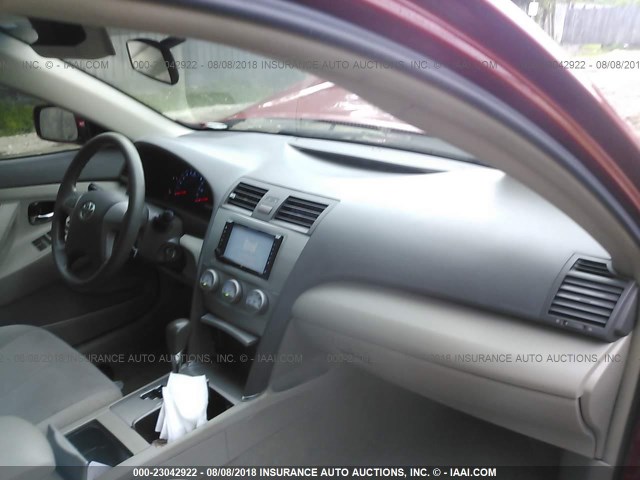 4T1BF3EK7AU575608 - 2010 TOYOTA CAMRY SE/LE/XLE წითელი ფოტო 5