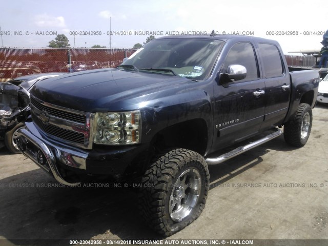 2GCEK13C971726420 - 2007 CHEVROLET SILVERADO K1500 CREW CAB BLUE photo 2