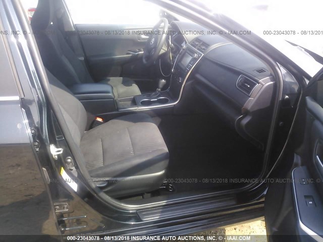 4T1BF1FK7GU611339 - 2016 TOYOTA CAMRY LE/XLE/SE/XSE 黑色 照片 5