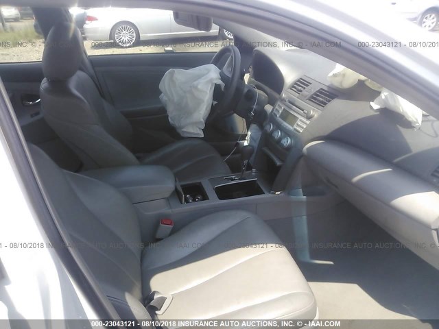 4T1BF3EK4BU591170 - 2011 TOYOTA CAMRY SE/LE/XLE თეთრი ფოტო 5