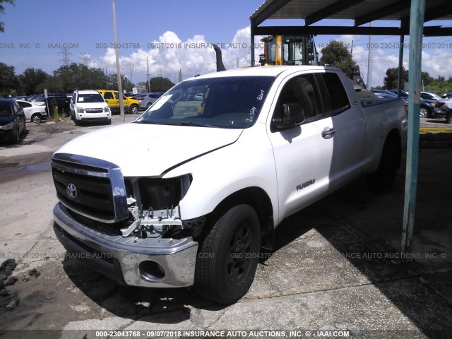 5TFRM5F12AX013835 - 2010 TOYOTA TUNDRA DOUBLE CAB SR5 WHITE photo 2