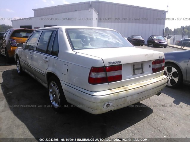 YV1KS9608W1140535 - 1998 VOLVO S90 Weiß Foto 3