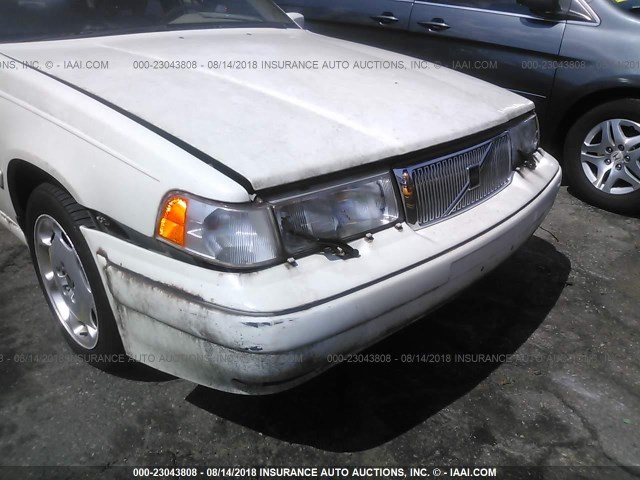 YV1KS9608W1140535 - 1998 VOLVO S90 Weiß Foto 6