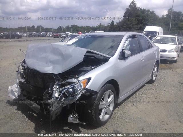 4T1BF1FK2CU608620 - 2012 TOYOTA CAMRY SE/LE/XLE 银色 照片 2