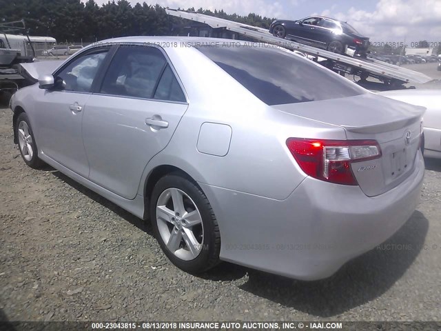 4T1BF1FK2CU608620 - 2012 TOYOTA CAMRY SE/LE/XLE 银色 照片 3