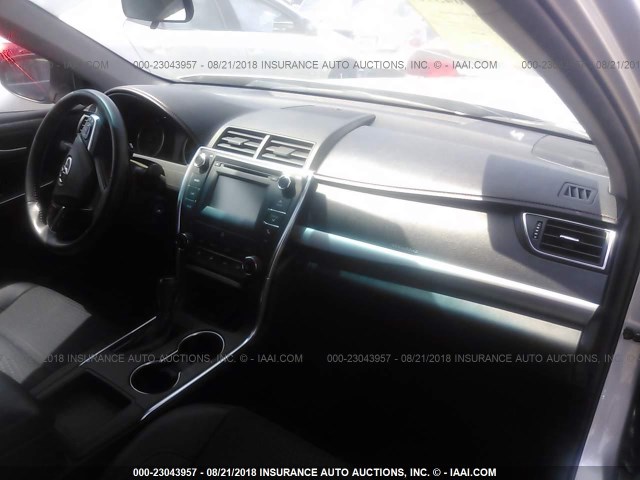4T1BF1FK2FU966353 - 2015 TOYOTA CAMRY LE/XLE/SE/XSE 银色 照片 5