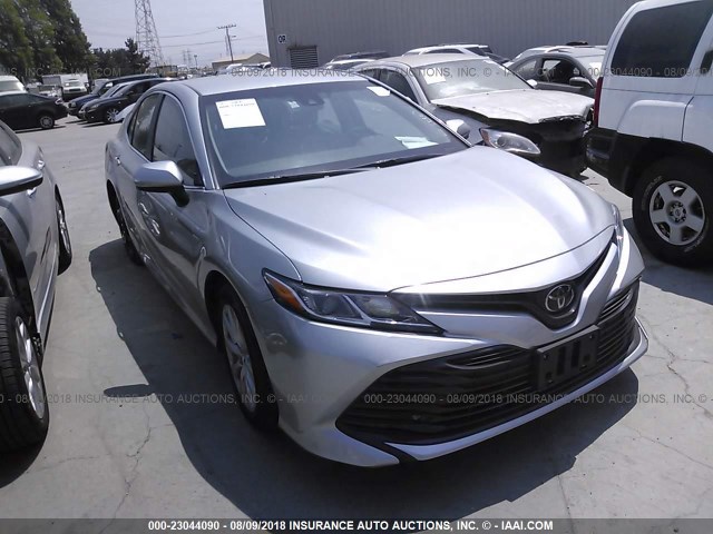 4T1B11HK2JU076343 - 2018 TOYOTA CAMRY L/LE/XLE/SE/XSE SILVER photo 1