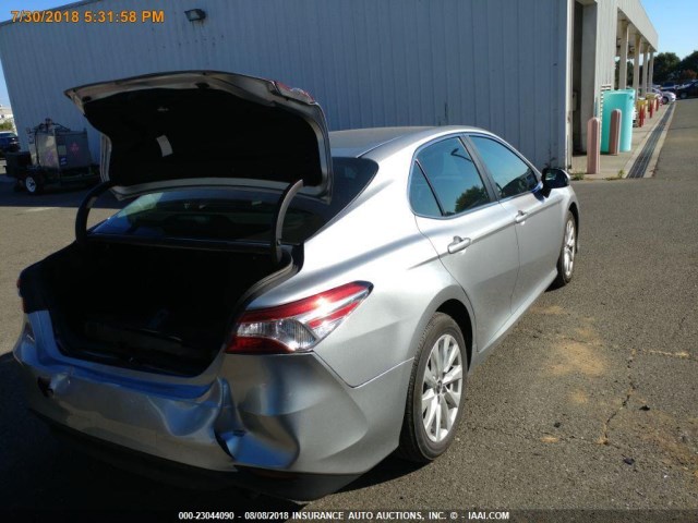 4T1B11HK2JU076343 - 2018 TOYOTA CAMRY L/LE/XLE/SE/XSE SILVER photo 13