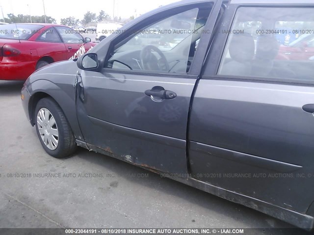 1FAFP34Z64W177631 - 2004 FORD FOCUS SE COMFORT/SE SPORT GRAY photo 6