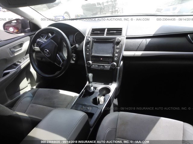 4T1BF1FK4FU055702 - 2015 TOYOTA CAMRY LE/XLE/SE/XSE 黑色 照片 5