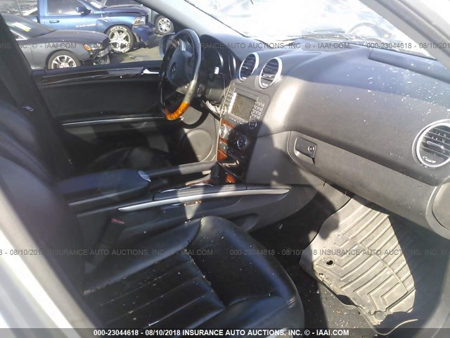 4JGBB75E66A081620 - 2006 MERCEDES-BENZ ML 500 SILVER photo 5