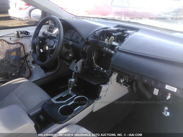 4T1BF1FK7CU539018 - 2012 TOYOTA CAMRY SE/LE/XLE თეთრი ფოტო 5