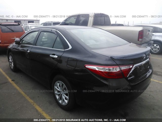 4T1BF1FK3HU451056 - 2017 TOYOTA CAMRY LE/XLE/SE/XSE BLACK photo 3